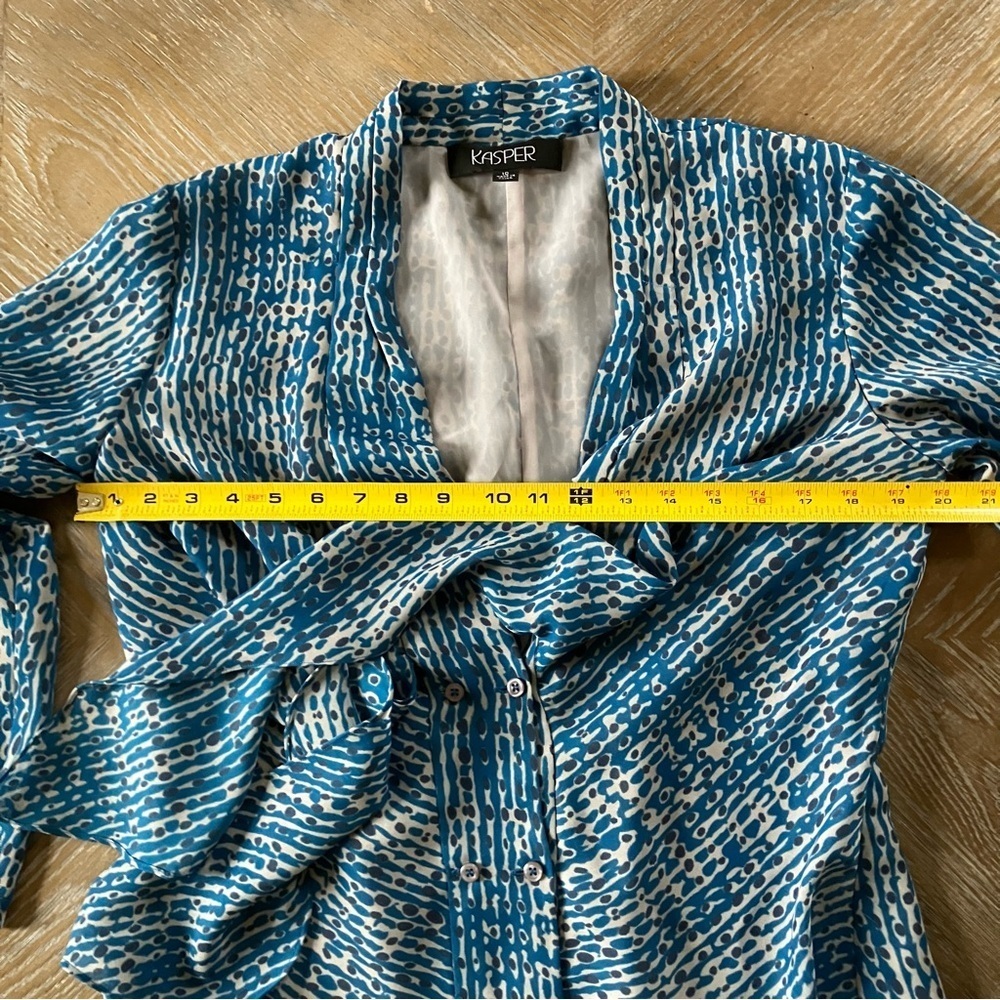 Kasper Woman’s V-neck Tie Button Down Abstract Blue Blouse (10) - Picture 6 of 7